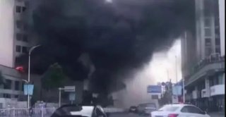 廣東汕頭一在建樓盤突發(fā)火災(zāi)，現(xiàn)場濃煙滾滾，相當(dāng)驚險！