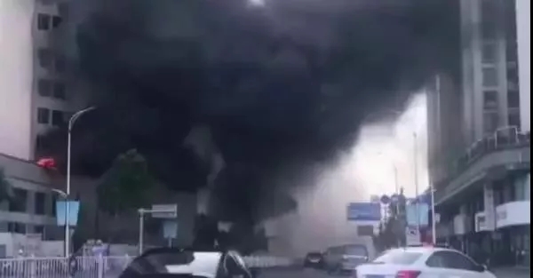 廣東汕頭一在建樓盤突發(fā)火災，現(xiàn)場濃煙滾滾，相當驚險！