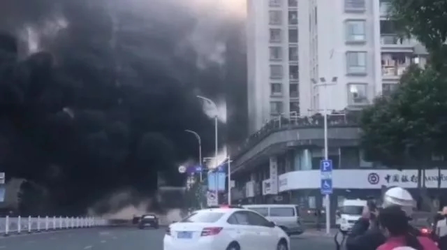 廣東汕頭一在建樓盤突發(fā)火災，現(xiàn)場濃煙滾滾，相當驚險！